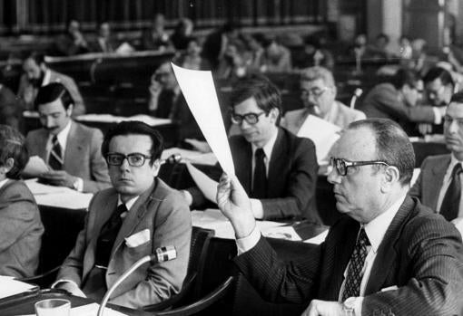 Manuel Fraga en las Cortes, durante una reunión de la Comisión constitucional