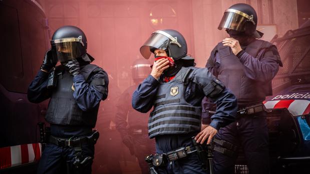 Mossos enuna manifestación de estudiantes en Barcelona el pasado noviembre