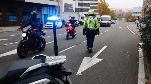 Un agente de la Policía Municipal controla el acceso a la almendra central en Conde Casal el pasado miércoles
