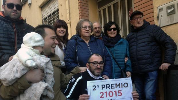 Vecinos de la localidad de Almansa festejan el segundo premio de la Lotería