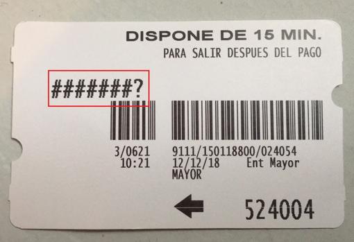 Sobre estas líneas, recuadrado con rojo, la señal de una tarjeta del parking de Plaza Mayor que no ha registrado la matrícula del usuario