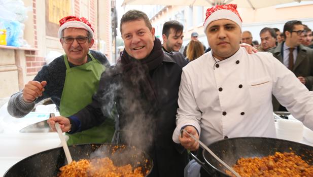 El presidente regional en las tradicionales migas navideñas de Toledo