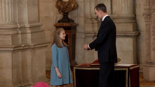 El Rey y la Princesa de Asturias durante la imposición del Toison de Oro