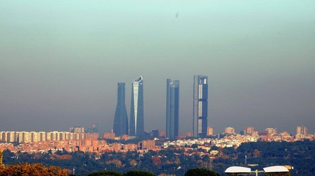 La boina de contaminaciñon «tapa» la silueta de las cuatro torres el paseo de la Castellana