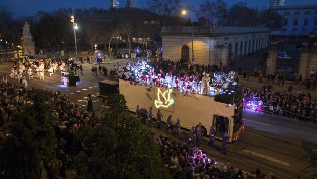 La cabalgata de Reyes de Barcelona, el año pasado a su paso por la Estació de França