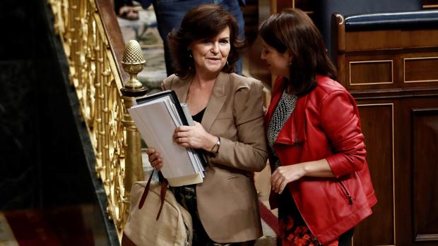 La vicepresidenta del Gobierno, Carmen Calvo, junto a la portavoz socialista, Adriana Lastra.