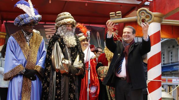 El alcalde de Vigo, Abel Caballero, en la cabalgata de los Reyes Magos en 2016