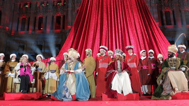 Manuela Carmena junto a los Reyes Magos de Oriente, tras la cabalgata