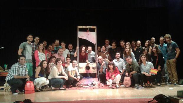 Juventudes Socialistas de la Vega Baja alicantina posaron con la imagen de la cabeza de Rajoy