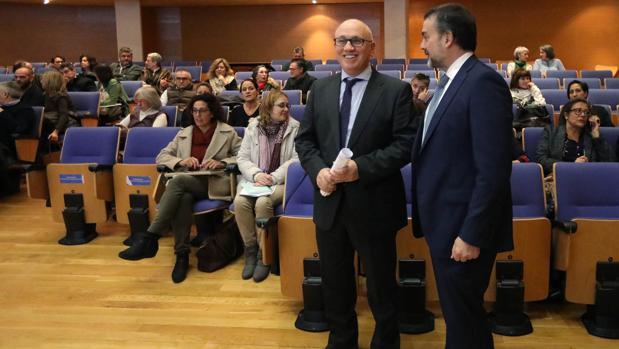 El gerente del Sergas y el director xeral de Asistencia Sanitaria, este martes, durante la reunión de los grupos de trabajo
