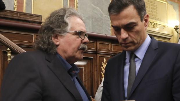 El diputado de ERC, Joan Tarda, y Pedro Sánchez, en el Congreso de los Diputados