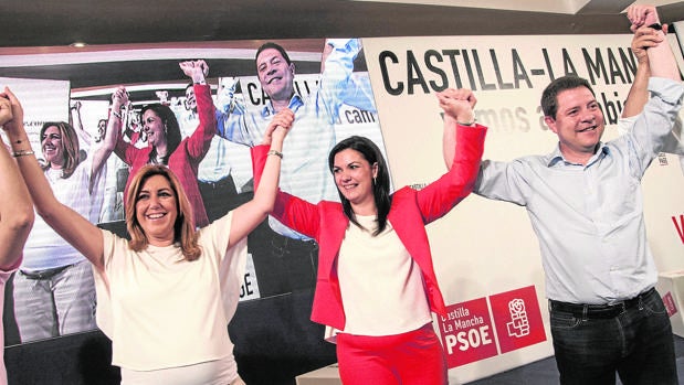 La alcaldesa de Puertollano, Mayte Fernández, ya ha anunciado que no optará a la reelección al alegar que lo hace por su «situación vital». Fernández gobierna desde 2013. En la imagen, con Susana Díaz y Page en 2015