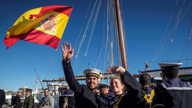 El buque-escuela Juan Sebastián de Elcano, en el puerto de Cádiz, ayer antes de su partida