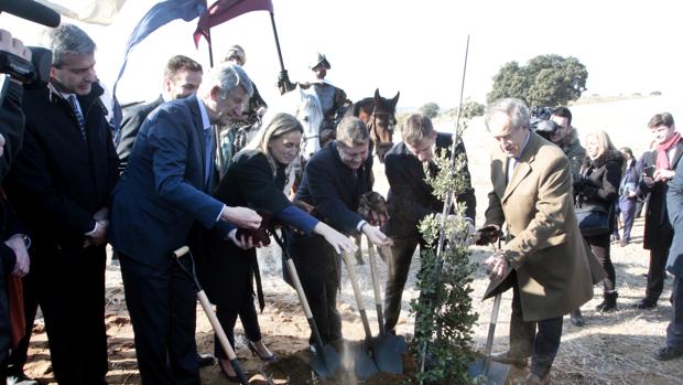 Políticos de diferentes administraciones y los dirigentes de Puy du Fou echan tierra sobre la encina