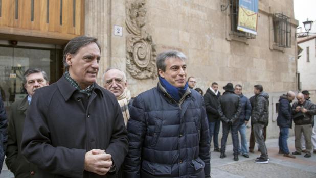 El alcalde de Salamanca, Carlos García Carbayo, junto a Policarpo Sánchez, presidente de la asociación Salvar el Archivo