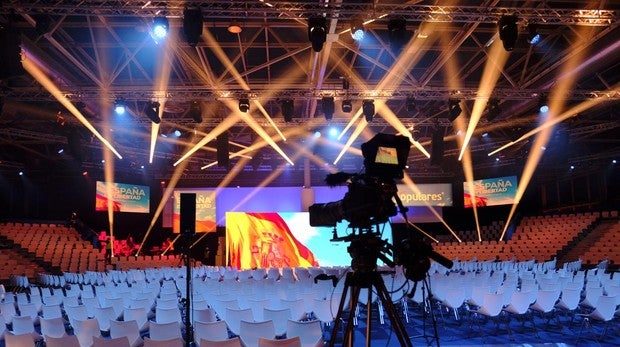 El montaje del escenario principal de la Convención Nacional del PP, ayer en Ifema
