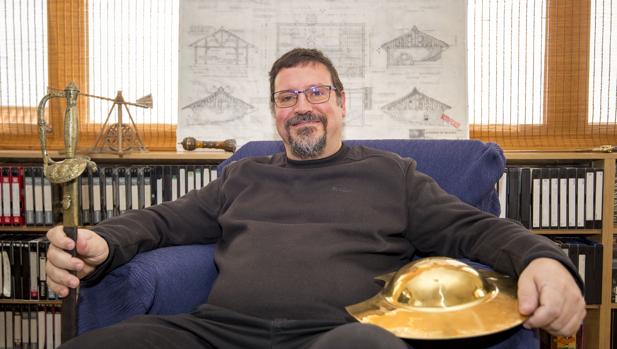 Alejandro sostiene una espada forjada en la Real Fábrica de Armas de Toledo hace más de 100 años, y que fue usada en la guerra de Filipinas (1898). Detrás, planos realizados a lápiz por él de la casa de Bailán para «El reino de los cielos» (2005)