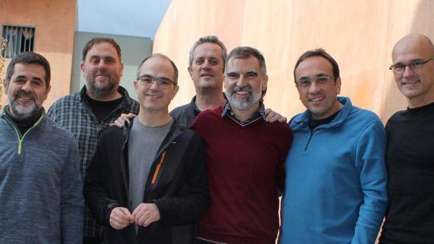 Joaquim Forn, en el centro de la imagen, junto a los demás dirigentes independentistas presos en la cárcel de Lledoners