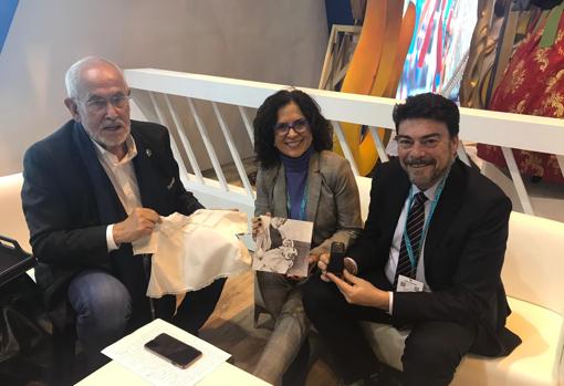 El presidente de la Fundación Titanic, la concejal de Cultura y el alcalde de Alicante, en Fitur