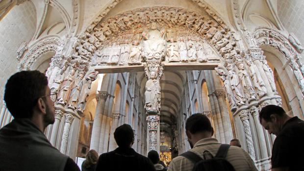 Visitantes en el Pórtico de la Gloria