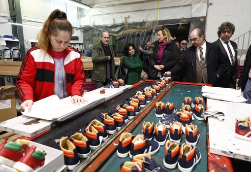 El presidente aragonés, Javier Lambán, en una fábrica de calzado durante la visita que hizo este martes a la comarca del Aranda