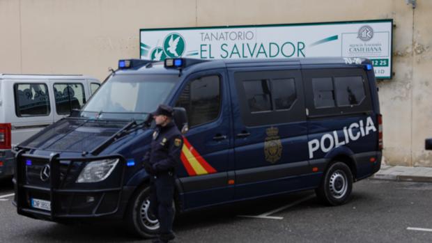 Efectivos de la Policía Nacional están ahora mismo registrando las sedes del tanatorio El Salvador