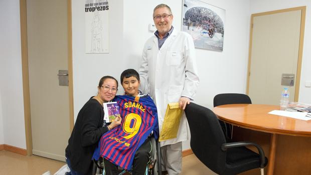 Miguel Ángel, con su camiseta firmada por su ídolo