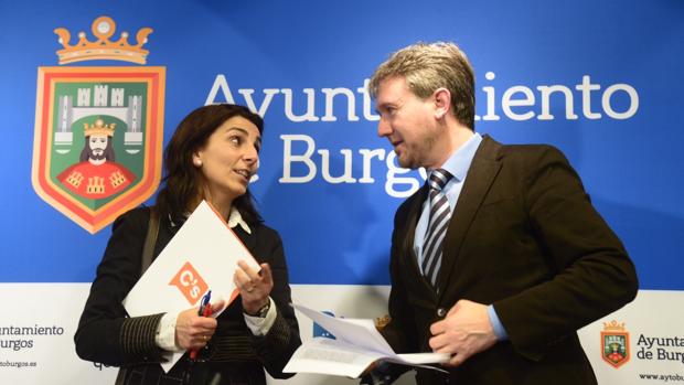 La edil Gloria Bañeres y el alcalde de Burgos, Javier Lacalle
