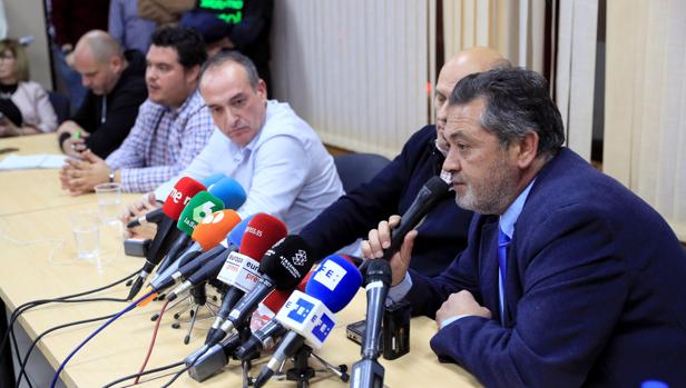 Los representantes de las asociaciones del sector del taxi, durante una rueda de prensa