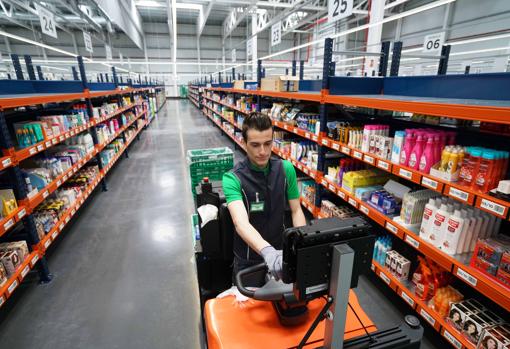 Imagen de un trabajador del almacén para la venta por internet de Mercadona en Valencia