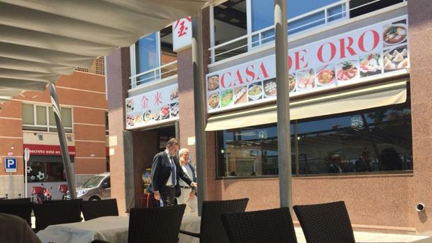 El expresidente, en las inmediaciones del Registro de Santa Pola donde se incorporó a su trabajo