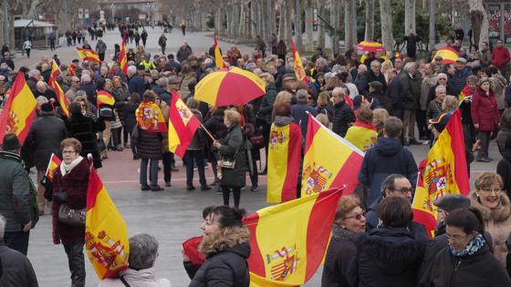 En Valladolid los españoles también han salido a la calle con banderas de España
