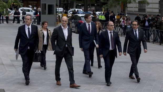 De izquierda a derecha: Forn, Bassa, Romeva, Mundó, Borrás, Turull y Rull