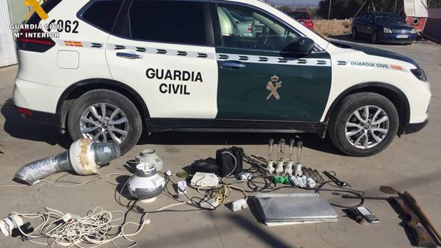 Además de droga, la Guardia Civil halló en el local material para cultivar marihuana