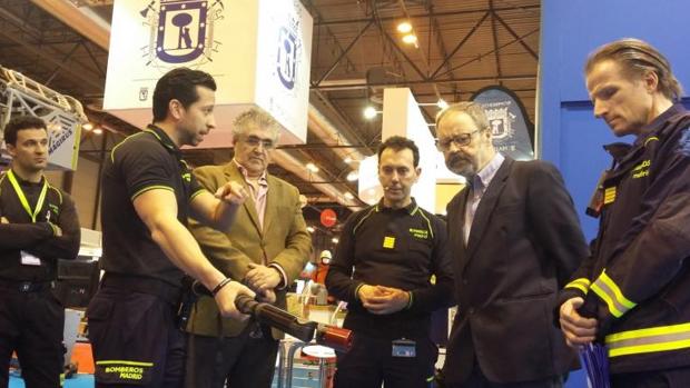 El delegado de Seguridad, Salud y Emergencias, Javier Barbero, rodeado de los jefes de bomberos
