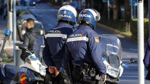 Dos agentes de la Policía Nacional