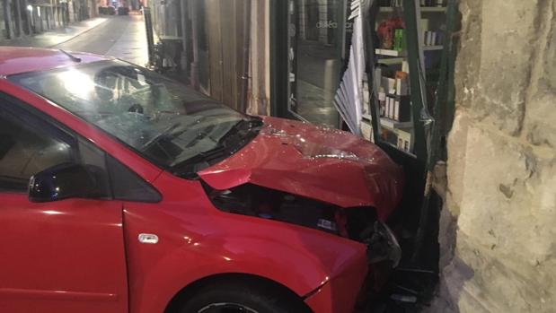 El conductor del vehículo ha dado positivo tras empotrarse contra un escaparate en Valladolid