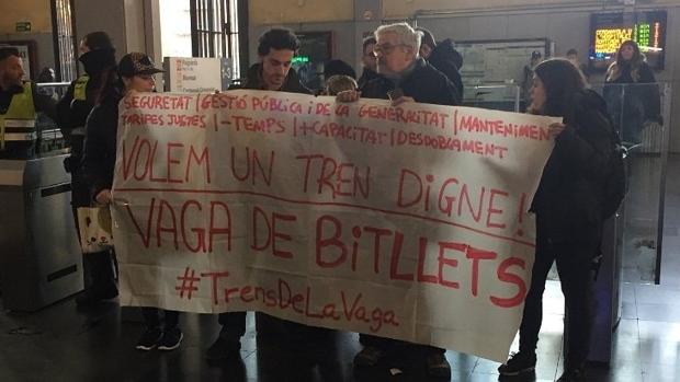 Algunos manifestantes en una estación de Renfe de Cataluña