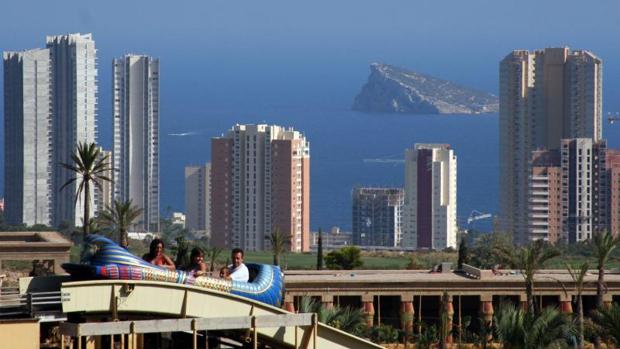 Vista panorámica de varios rascacielos de Benidorm, con el islote al fondo
