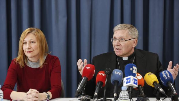 El obispo de Astorga, Juan Antonio Menéndez, presenta la nueva delegación de protección de los menores y acompañamiento a las víctimas de abusos. Junto a él, la psicóloga y delegada, Maria José Díez
