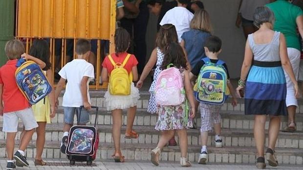 Niños entrando en un colegio en una imagen de archivo