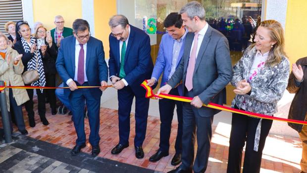 Jesús Fernández Sanz corta la cinta inaugural ayudado por el alcalde, Jesús Mayoral