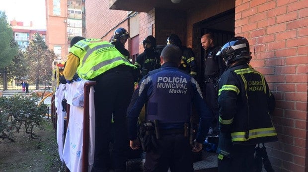 Sanitarios de Emergencias y Policía Municipal, en la vivienda