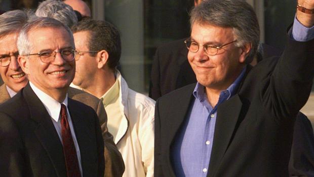 El candidato a las elecciones europeas del 26-M, Josep Borrell, junto a Felipe González, en una imagen de archivo