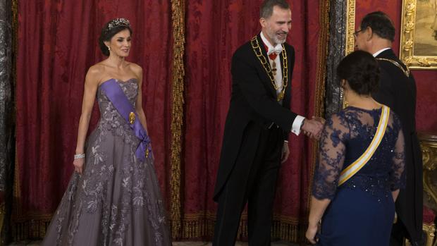 Los Reyes reciben al presidente de Perú, Martín Vizcarra, y a su esposa, en el Palacio Real