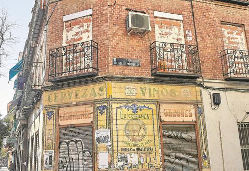 Fachada protegida con un piso tapiado para que no vuelva a ser okupado