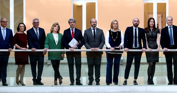 El presidente Garrido posa ayer, junto a su equipo, en la Real Casa de Correos
