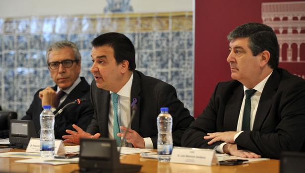 El consejero de Agricultura, Francisco Martínez Arroyo junto a Luis Moreno, director general de la Fundación Ecolec en el desayuno informativo organizado por ABC