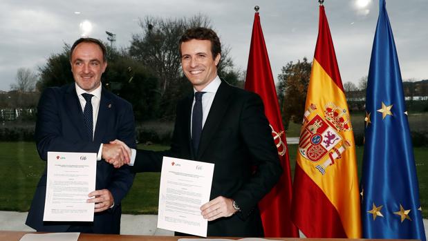 Javier Esparza (UPN) y Pablo Casado (PP), en la firma del acuerdo de coalición, el miércoles en Pamplona