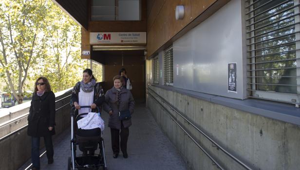Usuarios a la entrada de un centro de salud madrileño